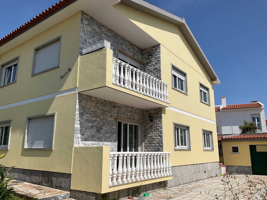 Casa T6 com duplo salão, jardim e garagem – São Domingos de Rana –