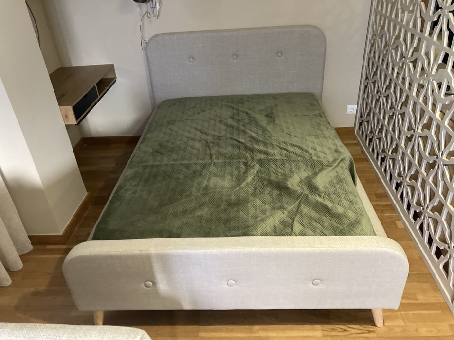 Cama em estado novo a estrear