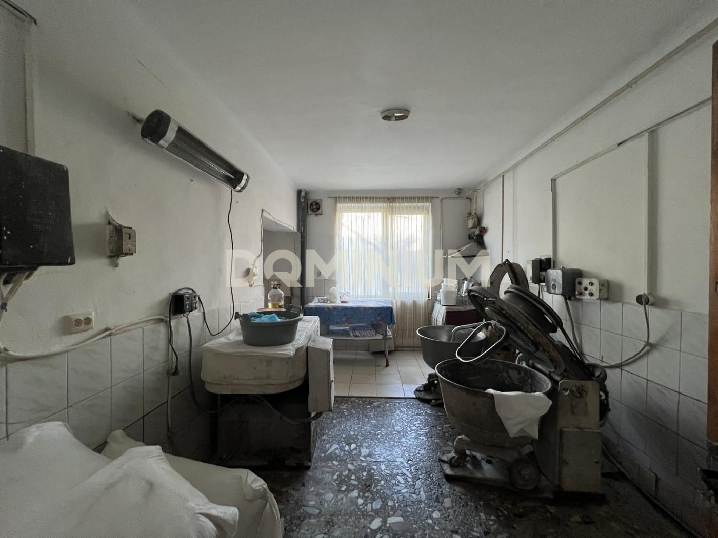Продається комерція на центральній дорозі, м. Хуст