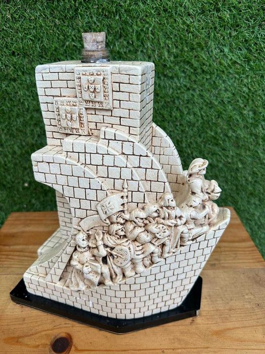 Garrafa de vidro, c/ molde de gesso, Padrão dos Descobrimentos