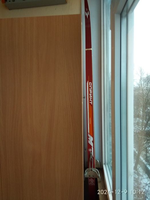 Продам плластиковые лыжи  спринт с жескими креплениями,ботинками 43 ра
