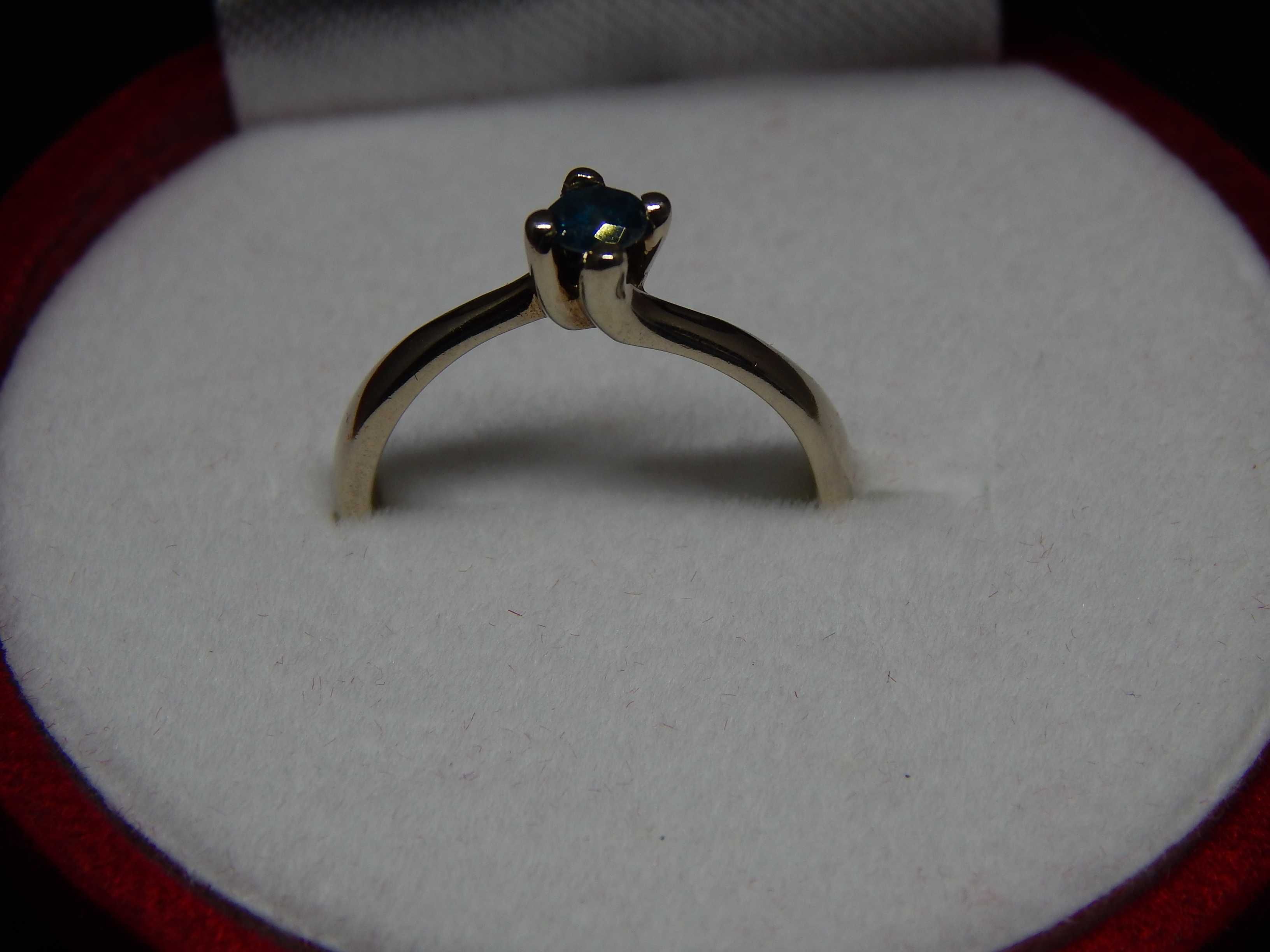 złoty pierścionek z niebieskim brylantem o,22ct
