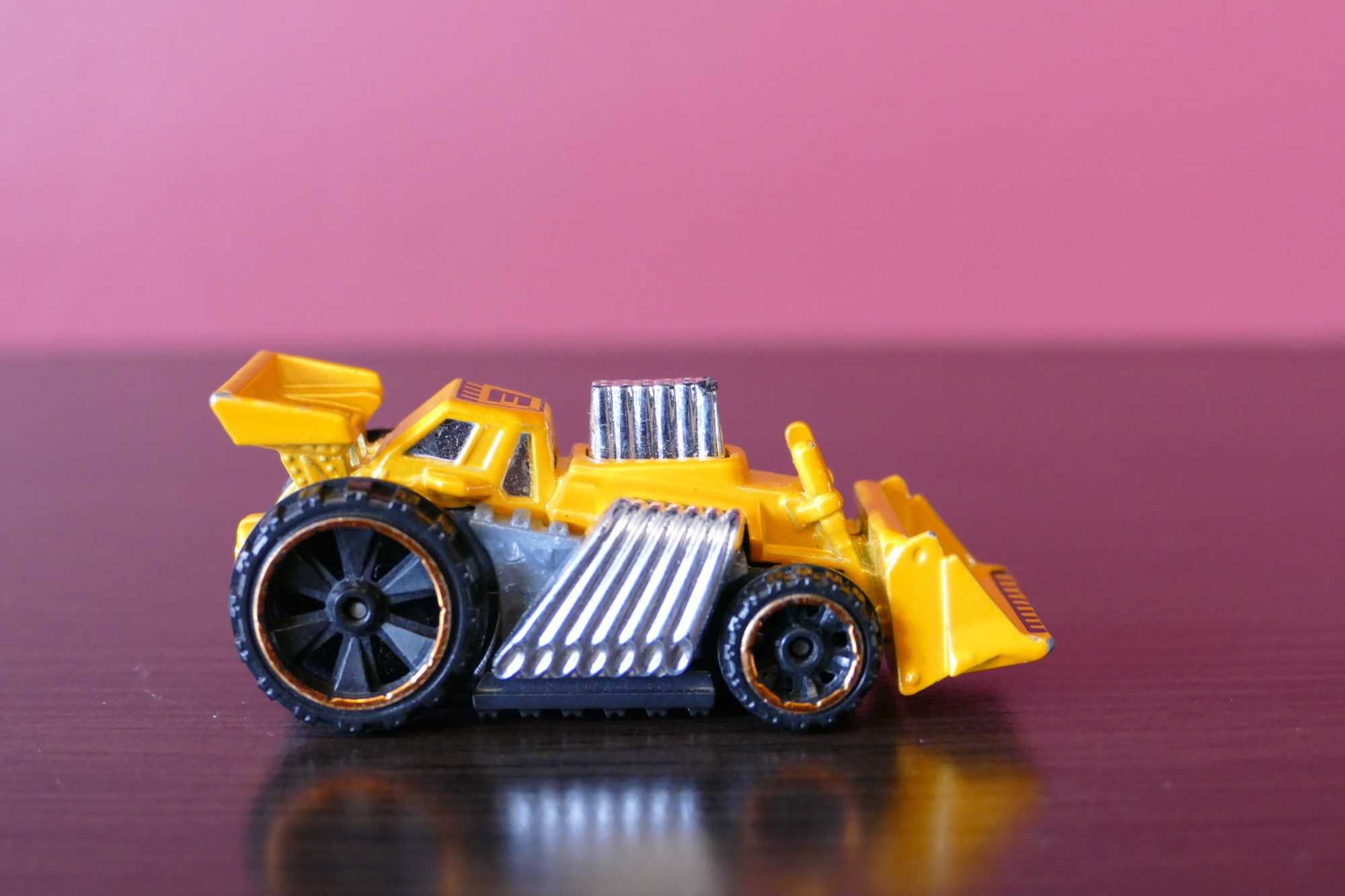 Hot Wheels autko "Resorak" Speed Dozer City 2013