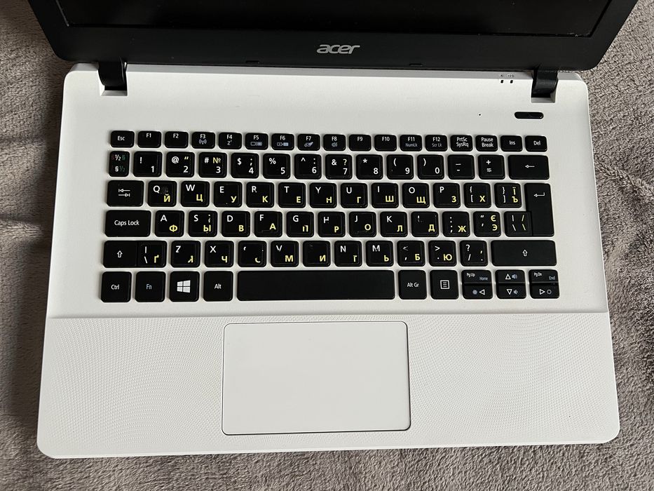 Компактний ноутбук acer es1-331