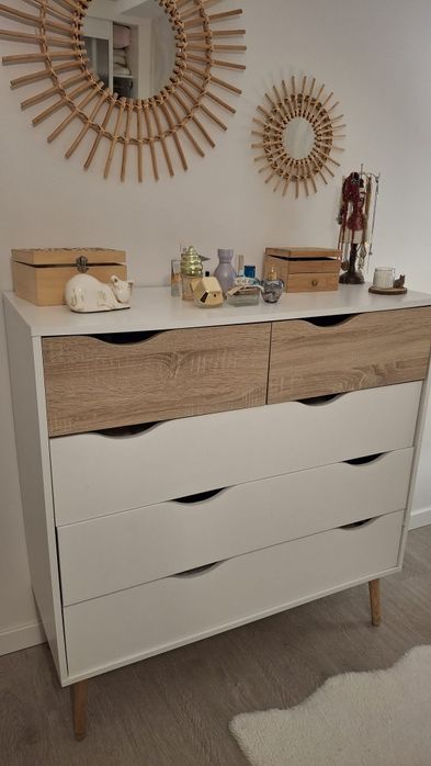 Cómoda branca e madeira