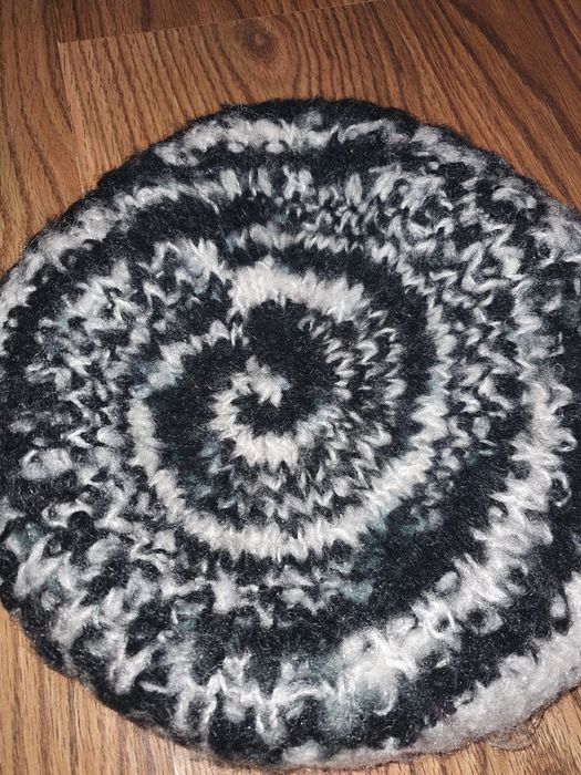 Ocieplany beret vintage czarno biały
