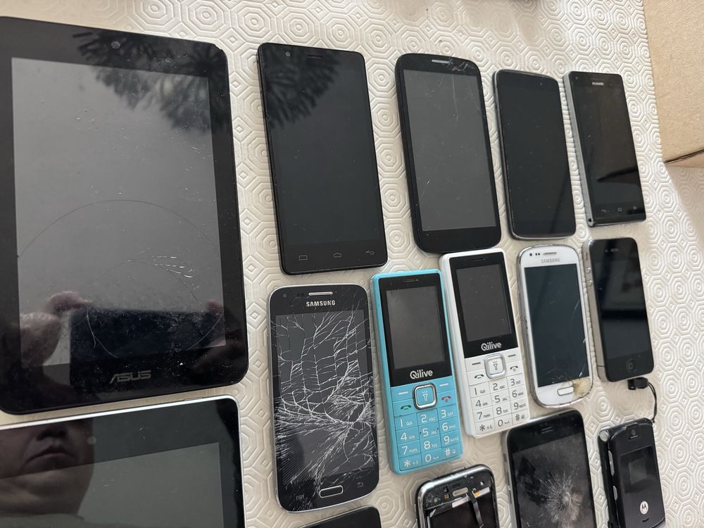 Lote de 13 Telemóveis (Samsung, Iphone Huawei) e 2 Tablets