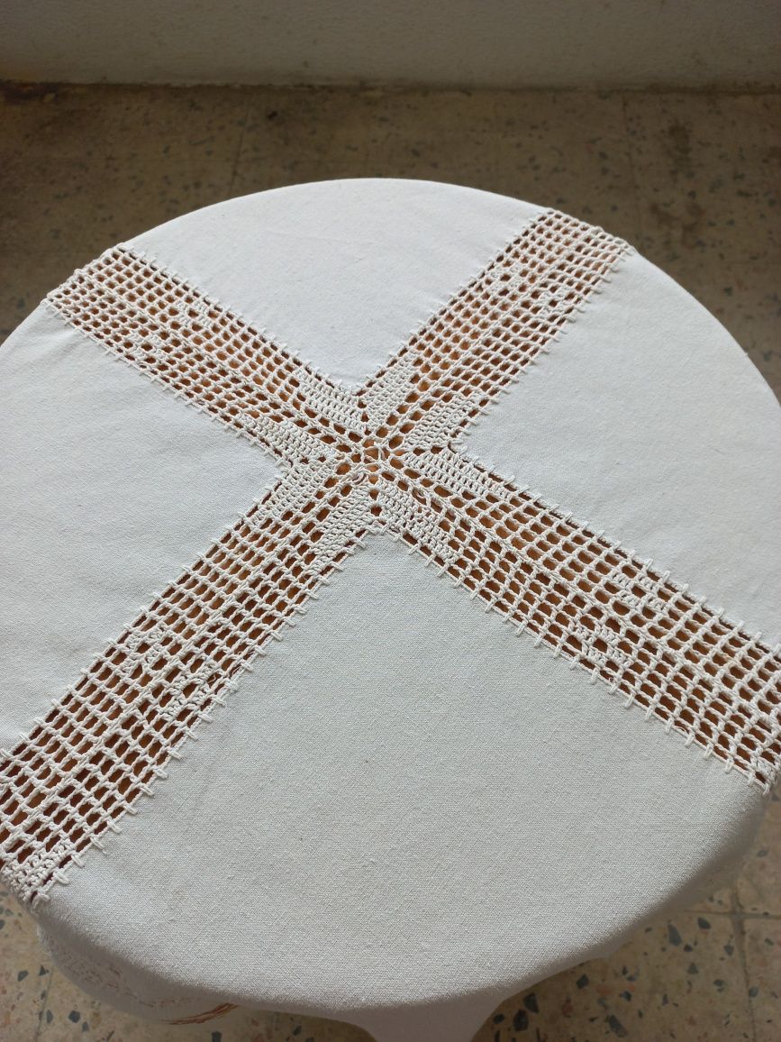 Toalha em linho com bordados e entremeios em crochet