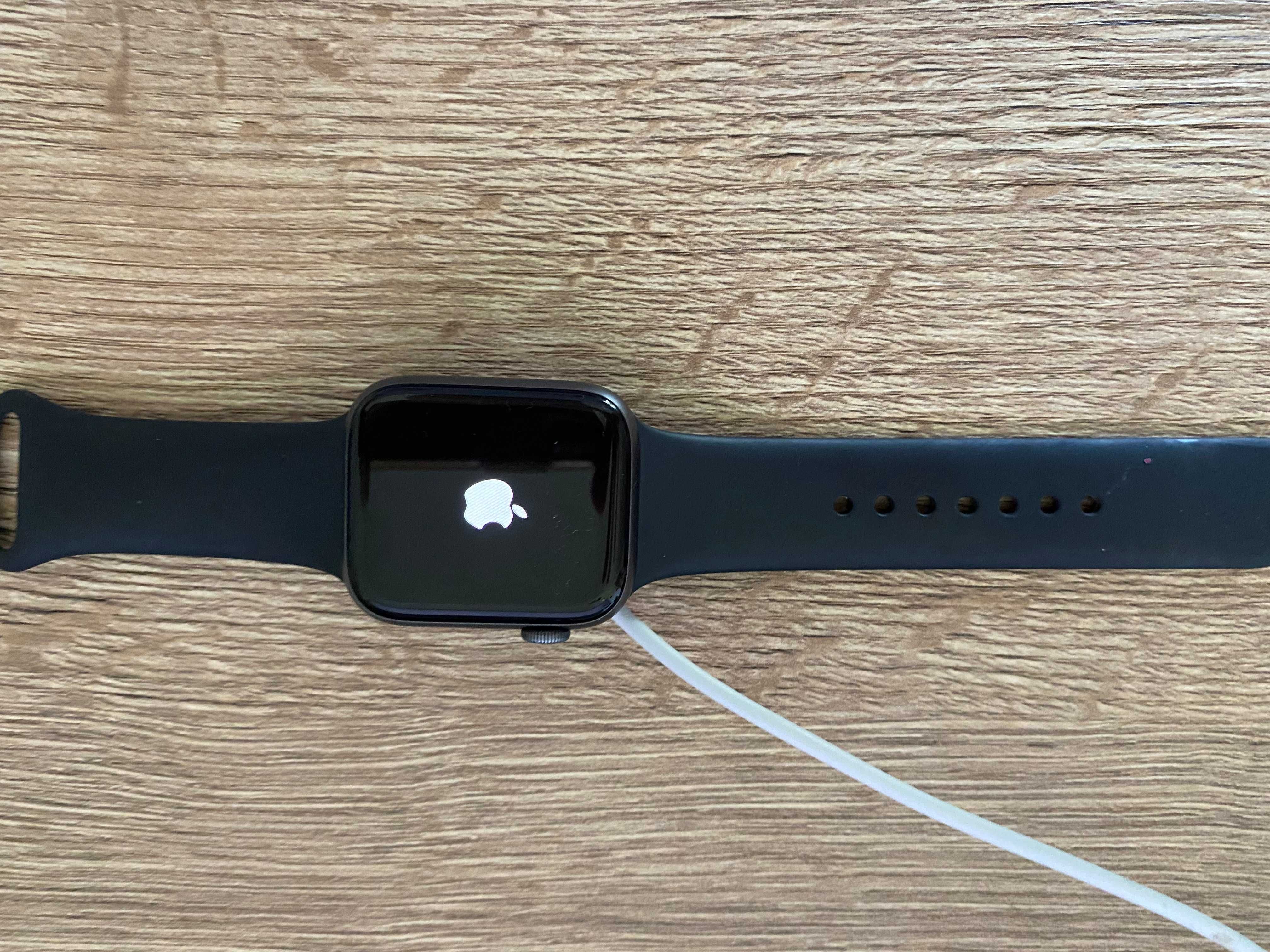 Apple Watch Series 4 44 mm stan bardzo dobry 80% bateria + paski