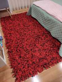 Carpete vermelha e preta aquabella