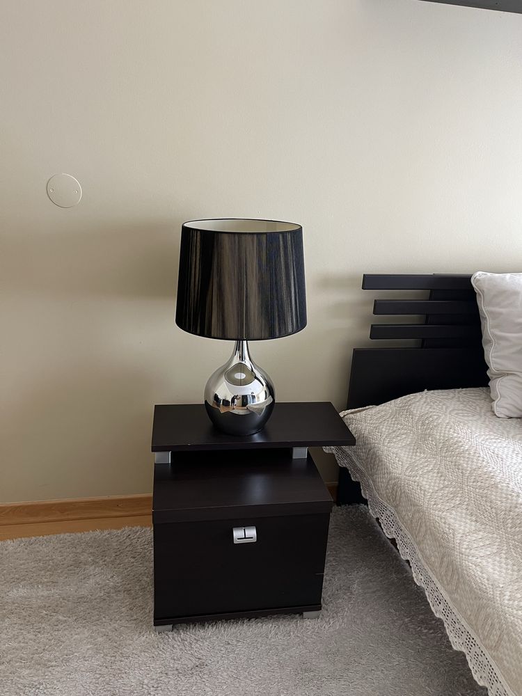 Conjunto cama com mesas de cabeceira