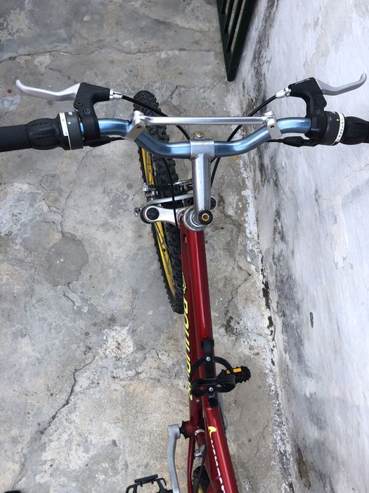 Bicicleta em bom estado – precisa de arranjo no pneu