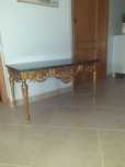 Mesa dourada com mármore
