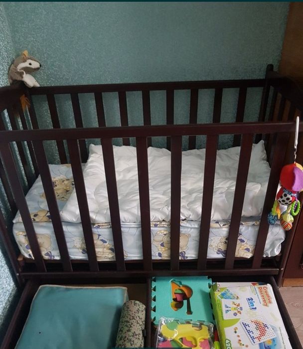 Детская кроватка с ящиком + матрас+ одеяло+ постельное 2 комплекта