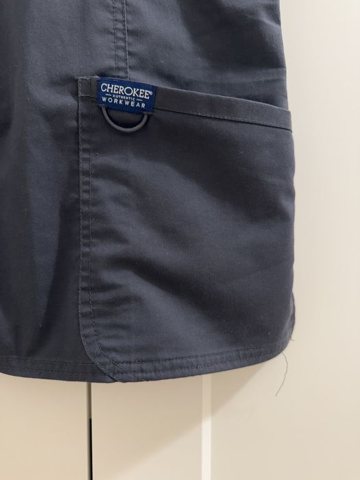 Szara bluza medyczna z dekoltem w serek Cherokee workwear XS/S