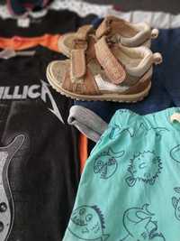 Небольшой пакет вещей на мальчика,футболки,шорты и босоножки Primigi ,