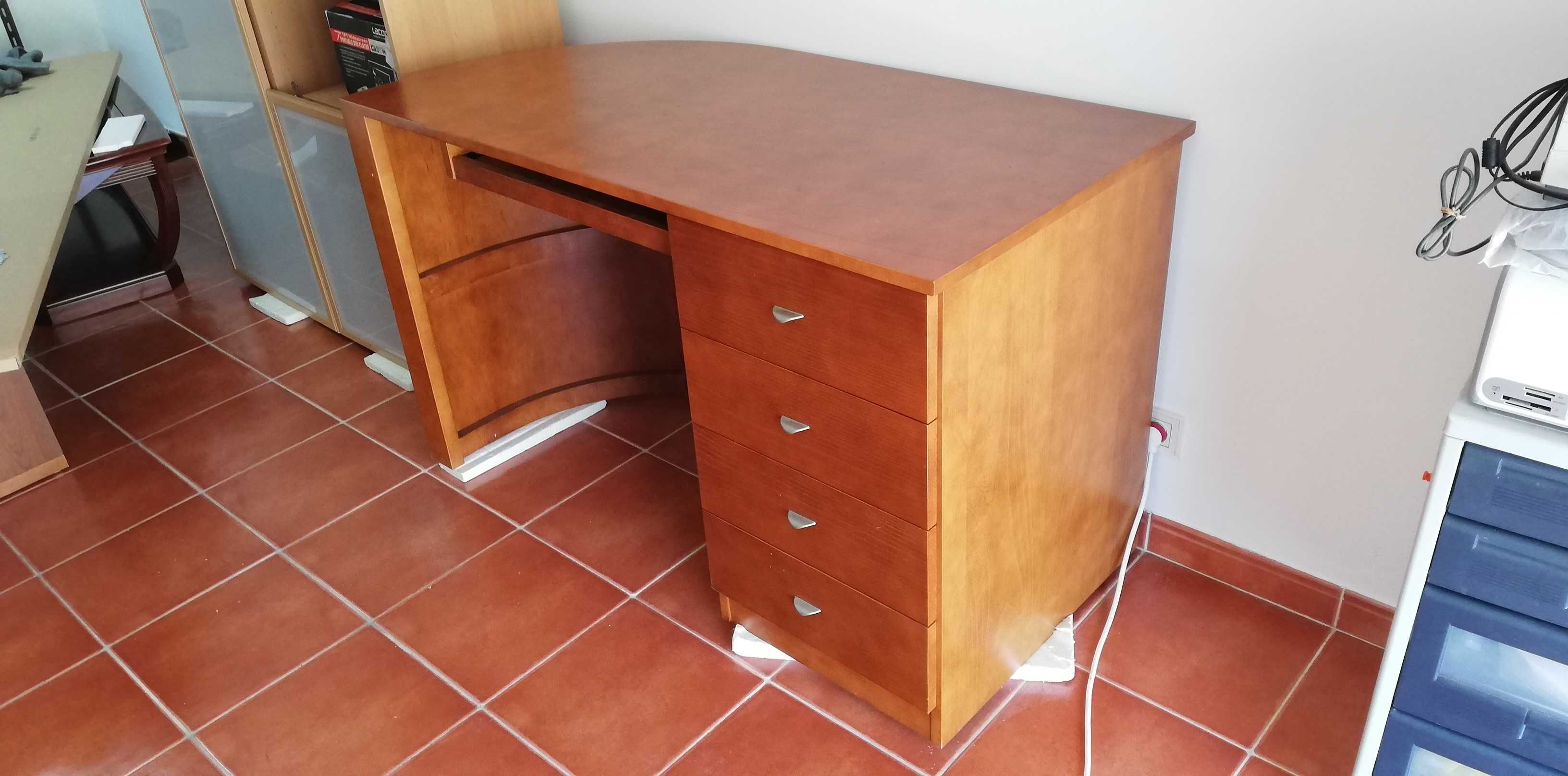 Secretária em madeira maciça cerejeira para PC com arrumação