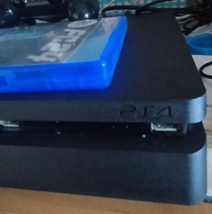 Ps4 Slim 500gb com 1 comando e 1 jogo FC24