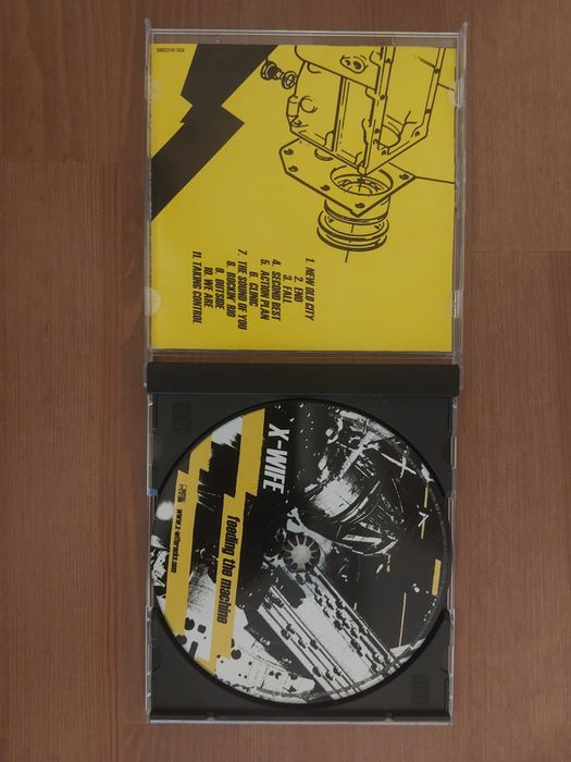 CD " Feeding the Machine " X-Wife (Como Novo)