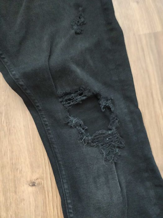 Bershka super skinny jeansy z rozdarciami