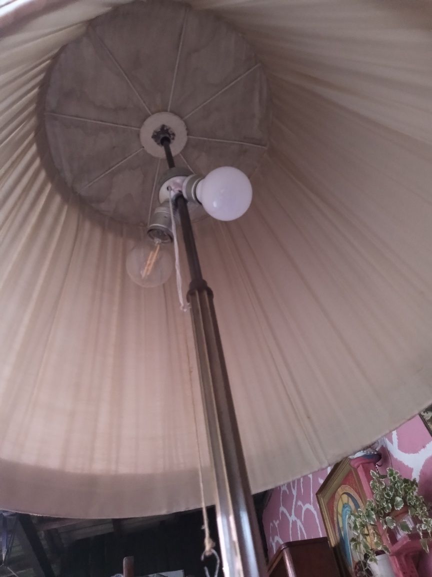 Lampa stojąca na trójnogu  z abażurem