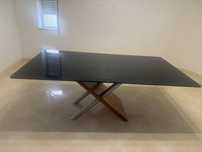 Vendo mesa de vidro duplo preta com madeira  e cama  em couro braco