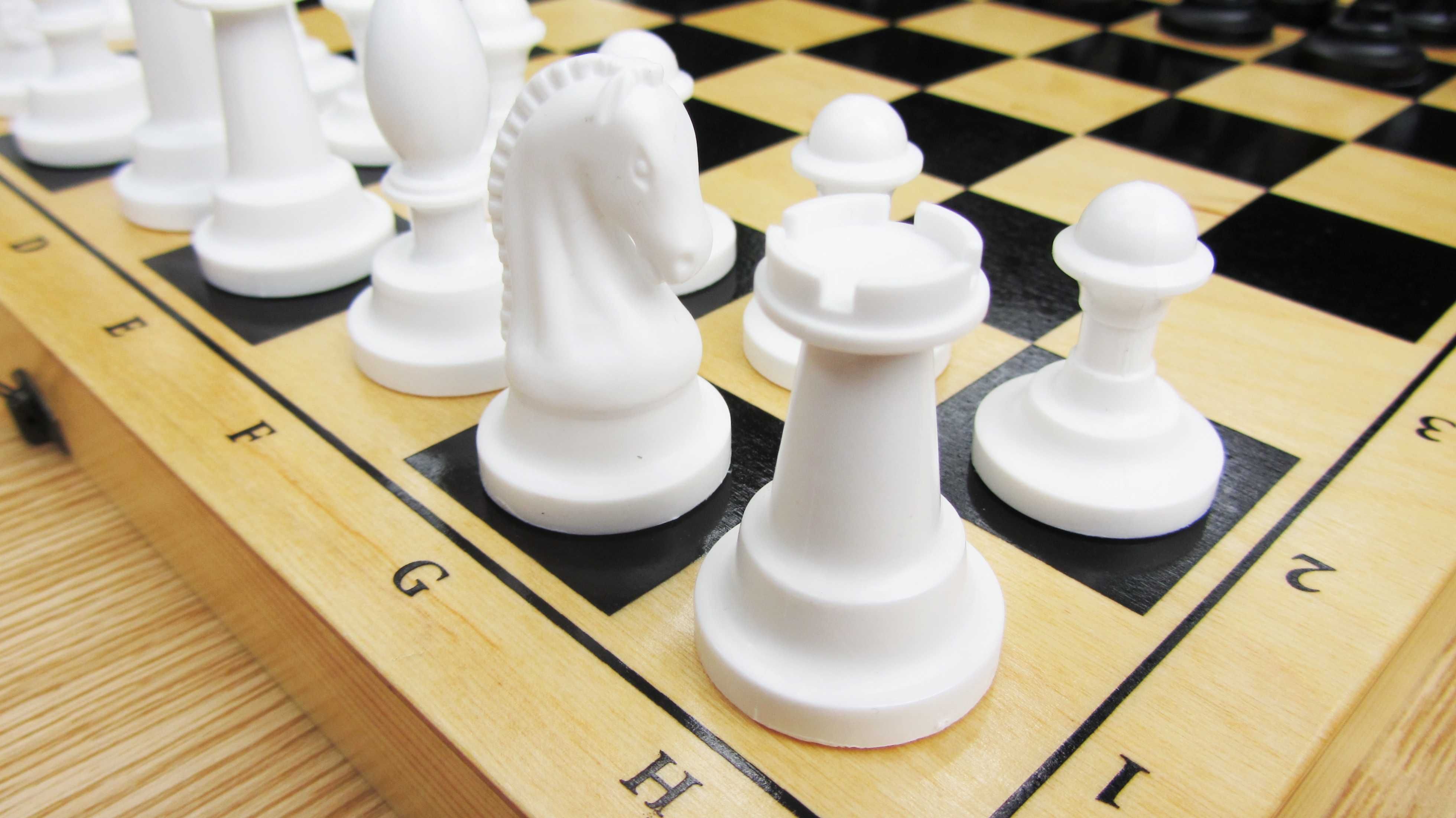 набір шахматних фігур з дерев"яною складною дошкою, новий, якісний