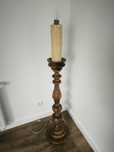 Lampa podłogowa drewniana imitująca świece