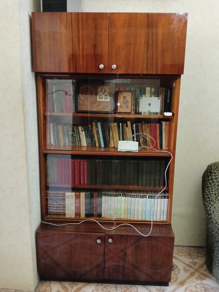 Книжкова шафа з тумбами