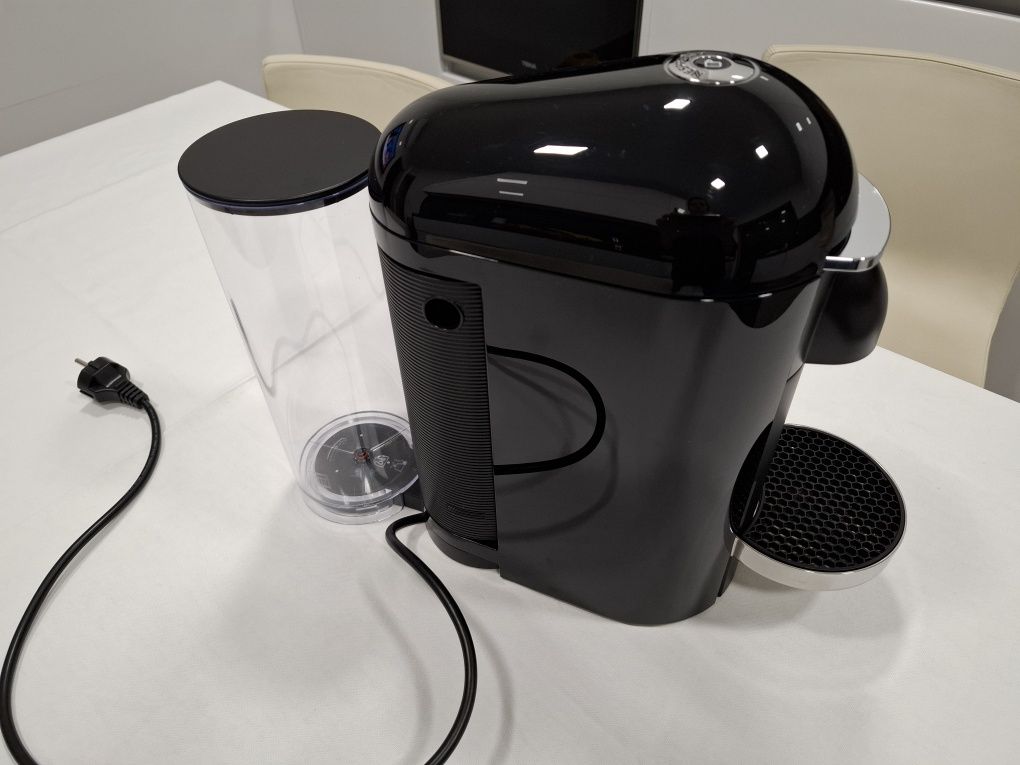 Máquina de café Nespresso Vertuo Plus, preta, usada