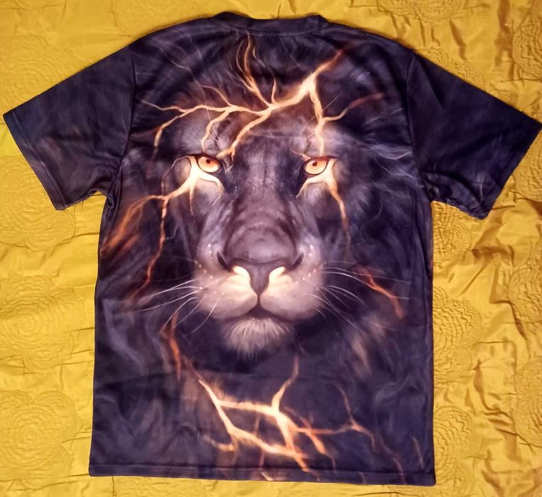 T-shirt desenho leão. Nova.