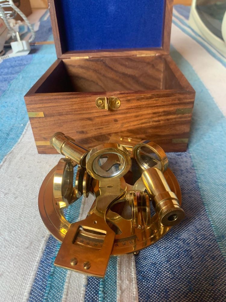 Caixa com astrolabio / peça decorativa