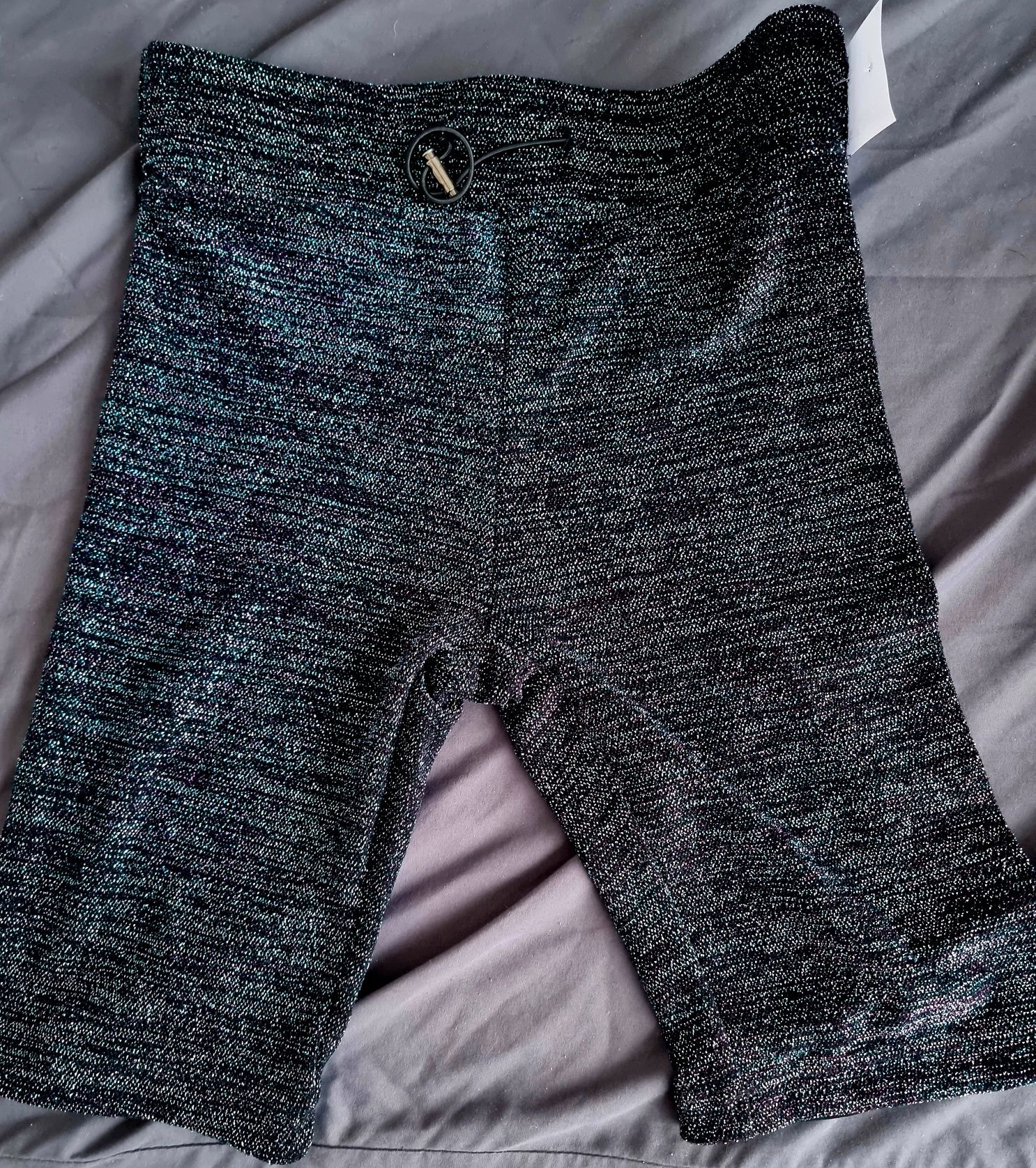 Nowe legginsy Desigual. Wielokolorowe krótkie spodenki. Czarne S