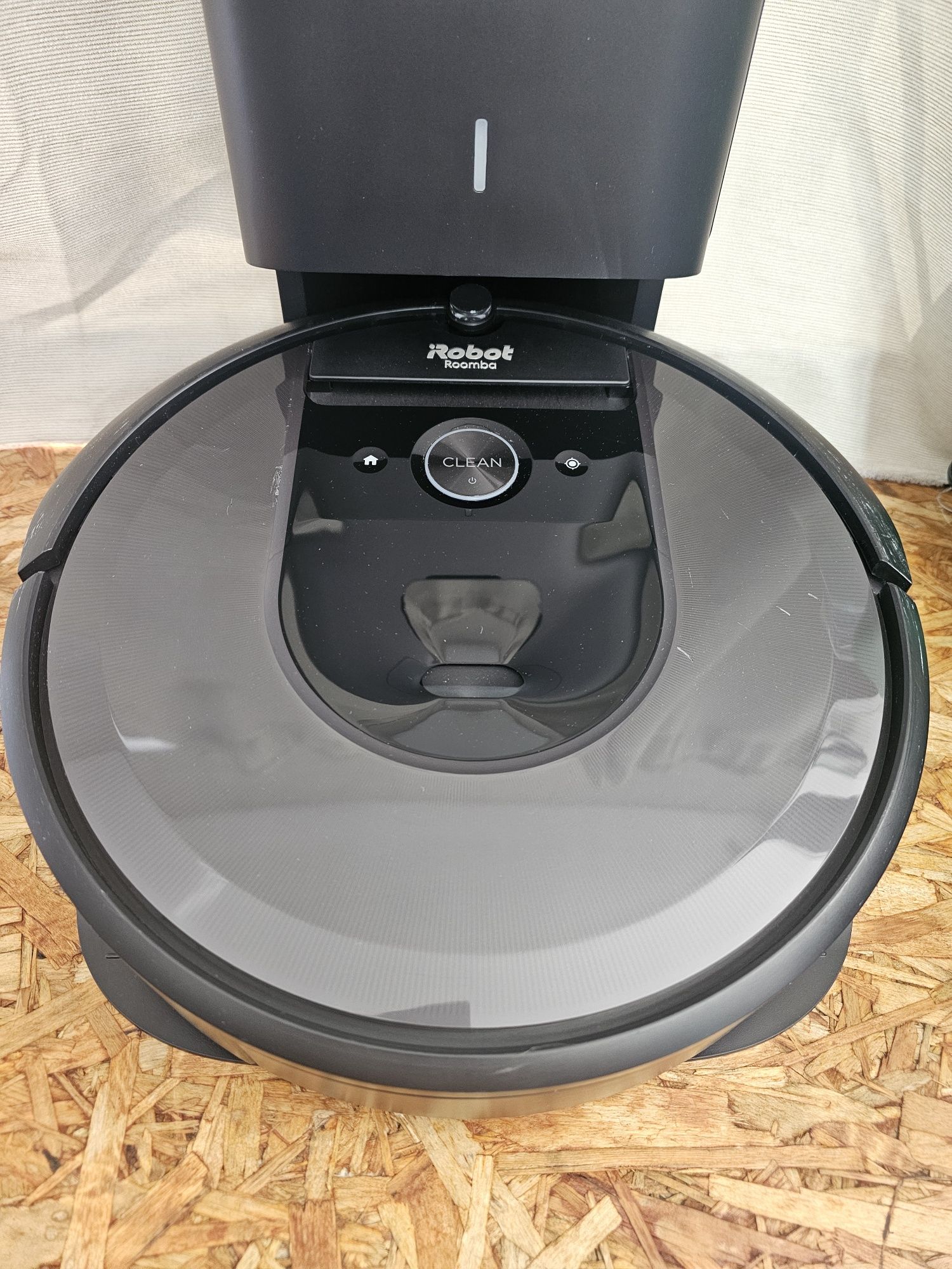 Aspirador Roomba i7+ com esvaziamento automático e ligação Wi-Fi