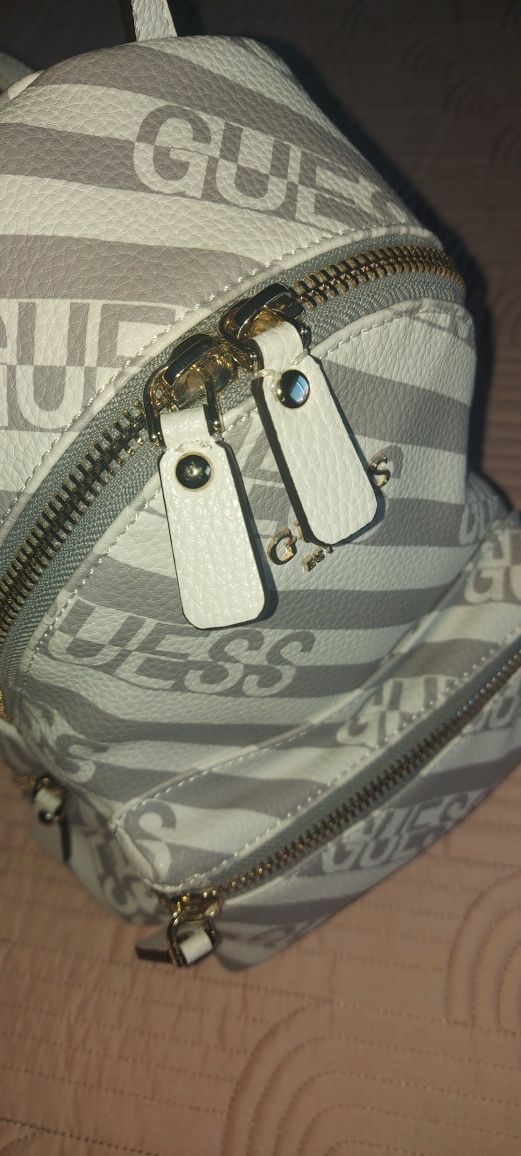 Mochila Guess (branca e cinza)