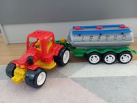Traktor z przyczepą