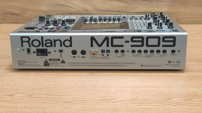 Синтезатор контролер Groovebox Roland MC-909
