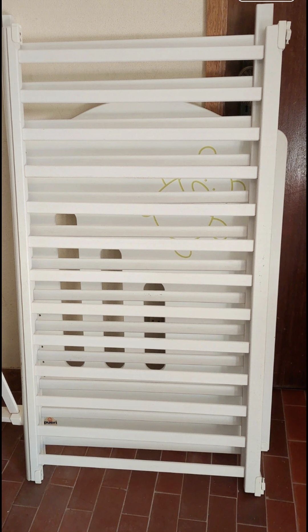Cama de bebé  madeira branca como nova + 2 artigos