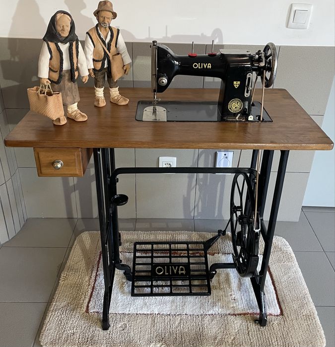 Máquina de costura antiga, OLIVA, restaurada e a trabalhar