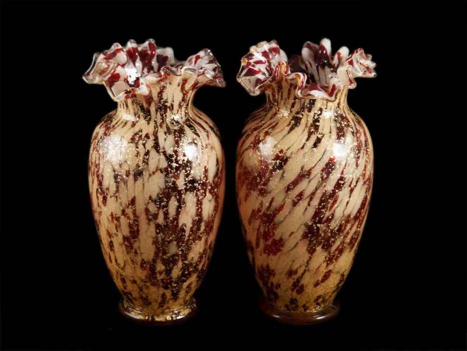 Jarra antiga com decoração floral e pássaros