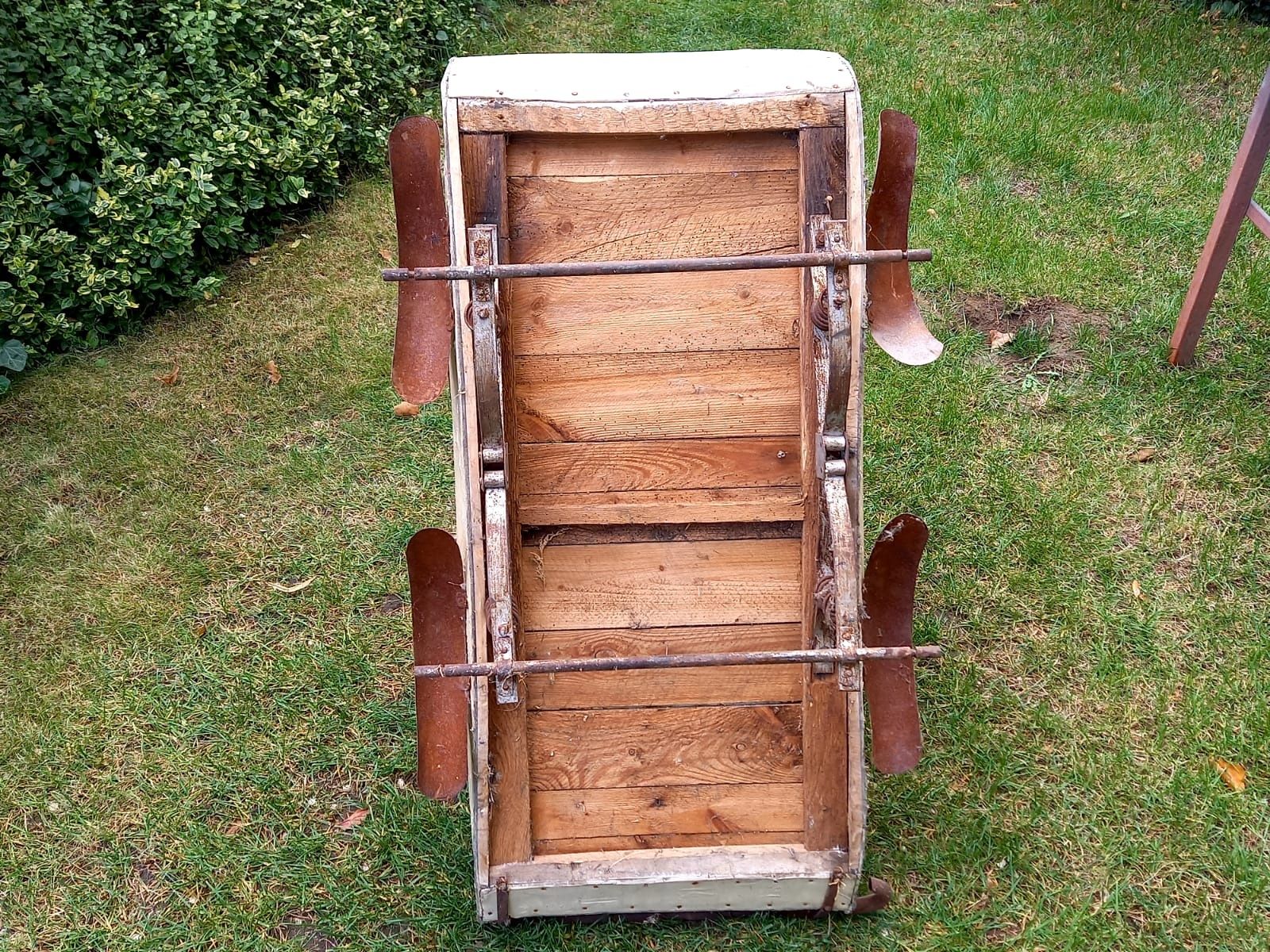 Zabytkowy wózek drewniany