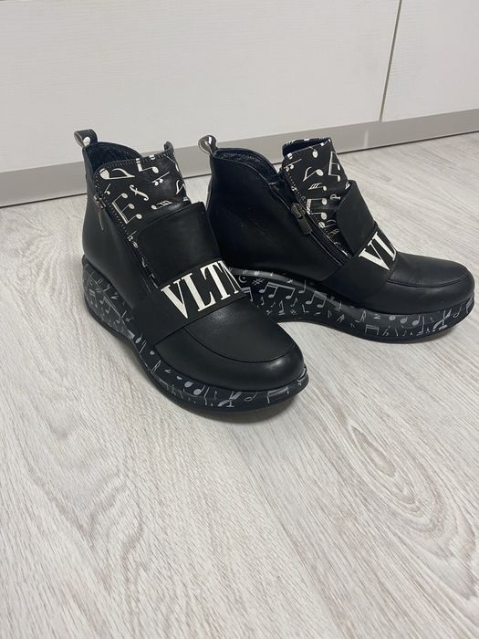 Боти/хай топи/черевики від Valentino  жіночі /шкіряні