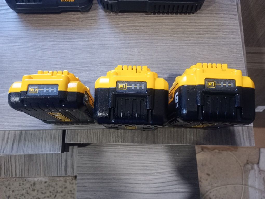 Dewalt DCB  зарядний пристрій 6ам та 4 ам акумулятори зарядка
