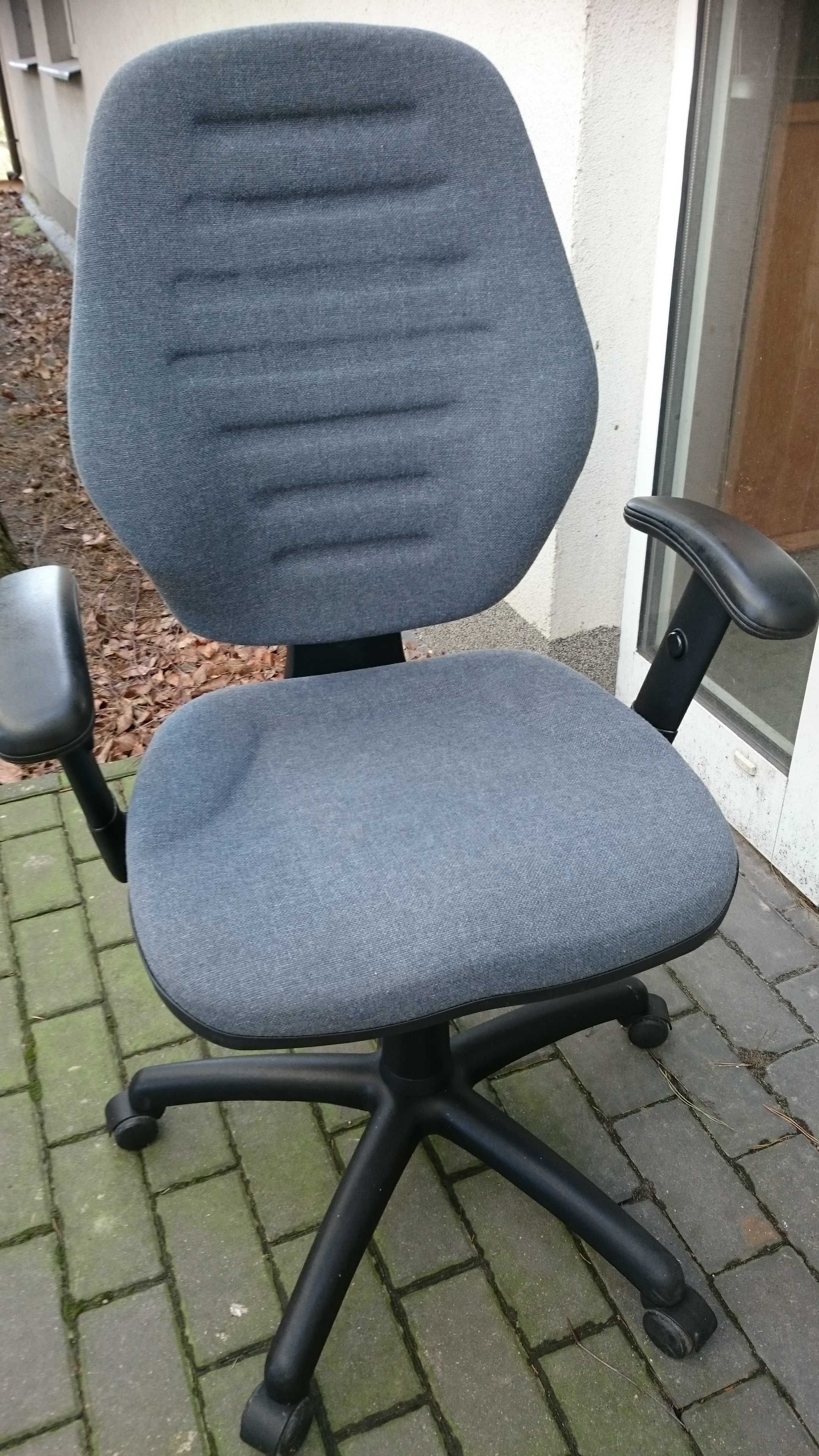 Sprzedam krzesło biurowe.