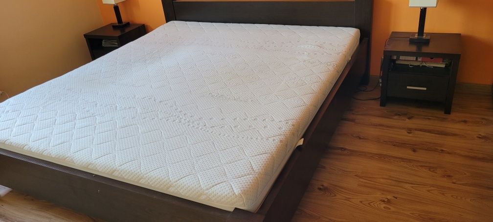 Łóżko z materacem i szafkami nocnymi