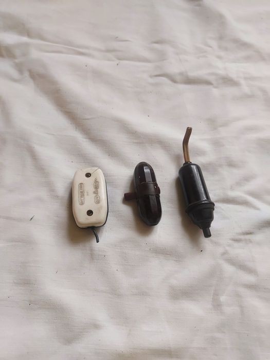 Trzy bakelitowe wyłączniki