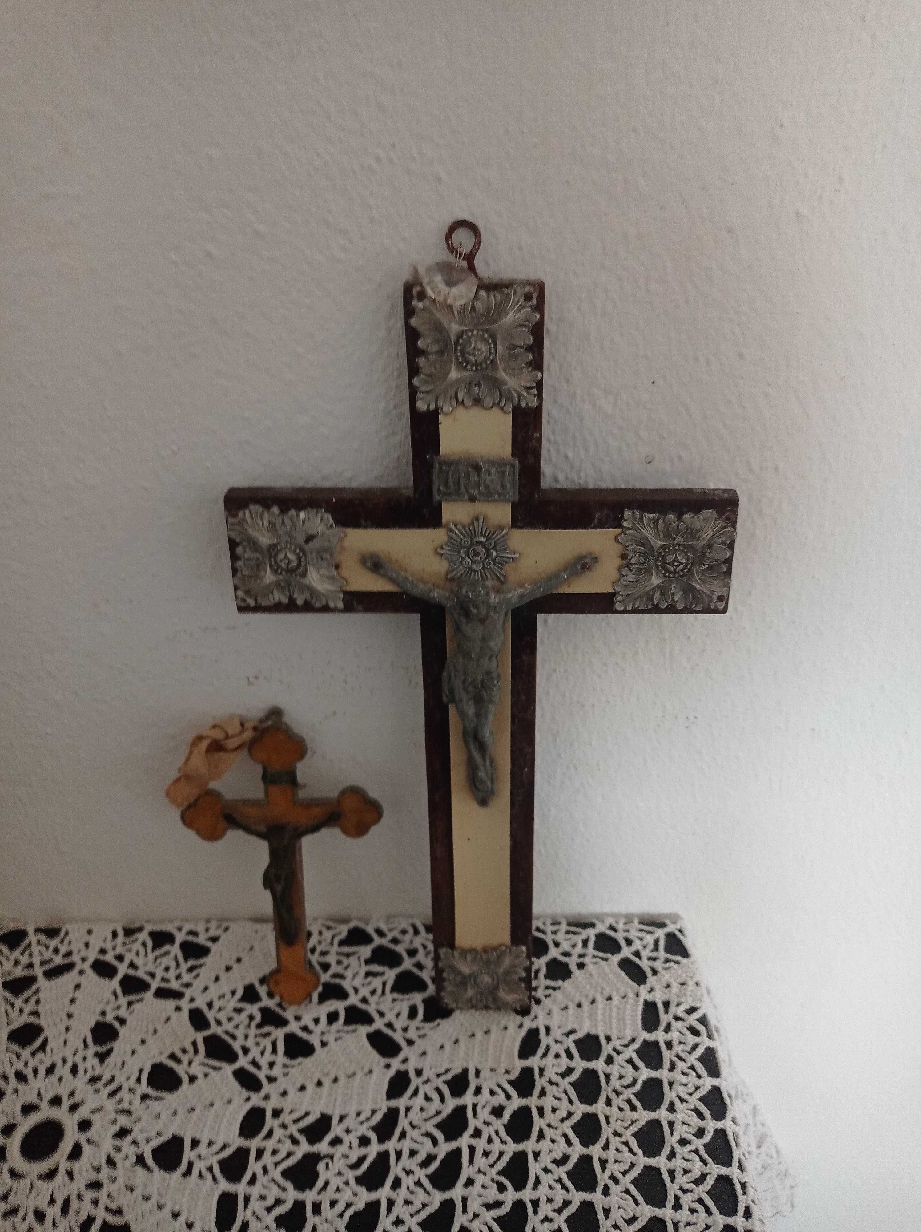 Crucifixos com muitos anos