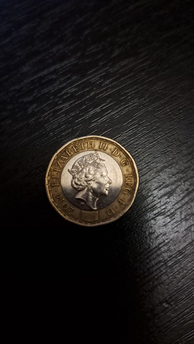Монета one pound