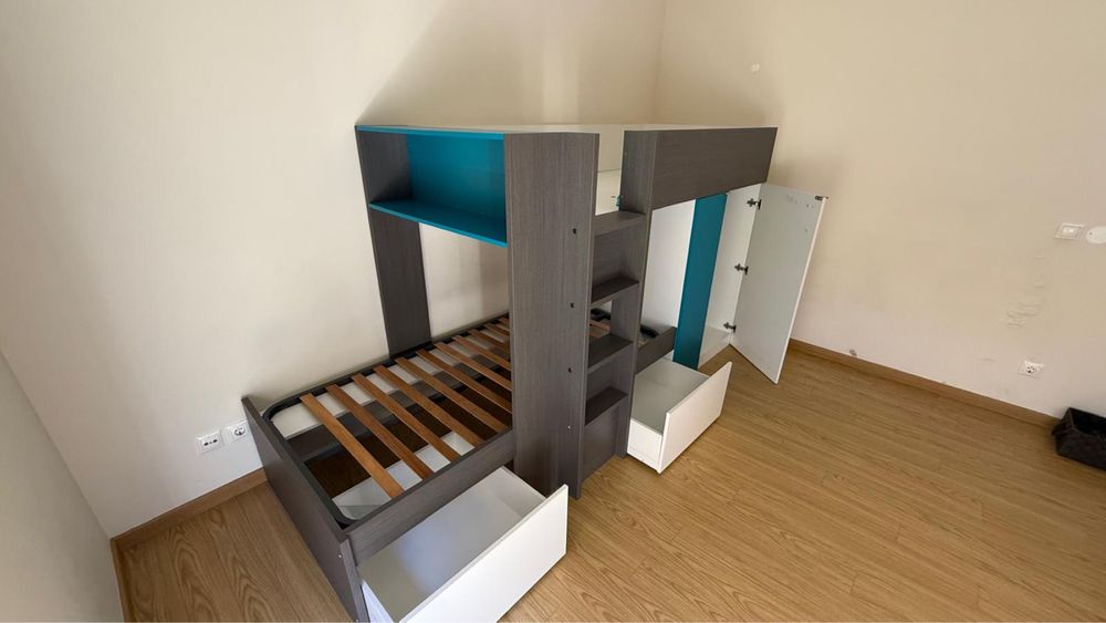 Cama beliche com gavetas e roupeiro em ótimo estado