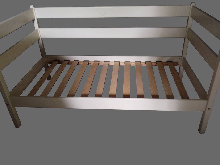 Дитяче деревʼяне ліжко з матрасом